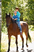 Ребенок с мамой на лошади